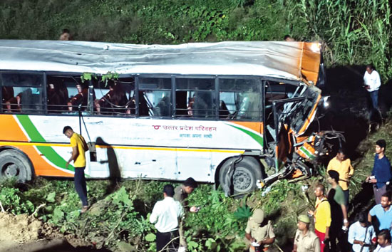 लखनऊ में तेज रफ्तार रोडवेज बस पलटी, चार की मौत, 19 घायल 