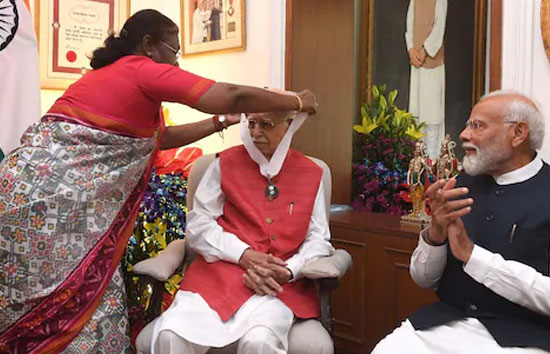 राष्ट्रपति द्रौपदी मुर्मू ने लालकृष्ण आडवाणी को घर जाकर किया सम्मानित, पीएम मोदी और उपराष्ट्रपति धनकड़ भी रहे मौजूद 