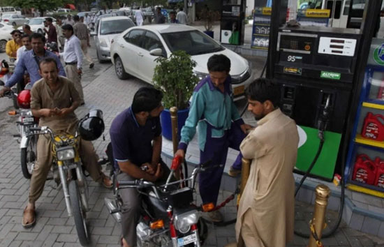 पाकिस्तान में पेट्रोल 290 रुपये लीटर, बीती रात 18 रुपये बढे दाम, 15 दिन में 40 रुपये प्रति लीटर तक बढ़ी कीमतें 