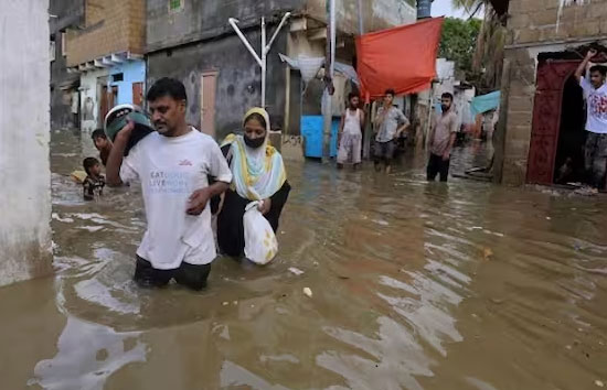पाकिस्तान में बाढ़ ने मचाई तबाही, नौ घंटे, 272 मिलीमीटर बारिश और जलमग्न हुआ लाहौर