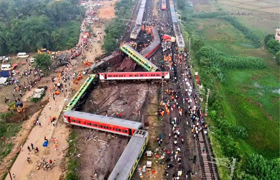 ओडिशा  रेल हादसा : 48 ट्रेनें रद्द, कई के बदले रूट, आंशिक रूप से चलाई जा रही ट्रेनें, जारी हुए हेल्पलाइन नंबर 
