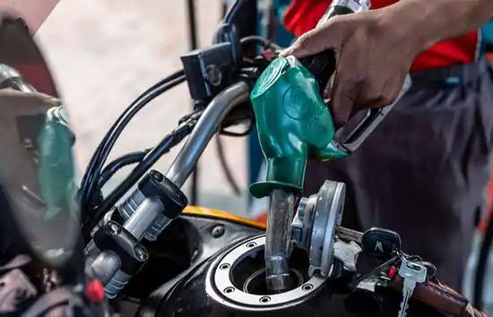 Petrol Diesel Prices: मध्य प्रदेश में घटे पेट्रोल-डीजल के दाम, UP में बढ़ी कीमतें 