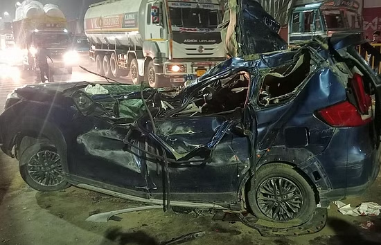 यूपी : हापुड़ में ट्रक से भिड़ी कार, परिवार के छह लोगों की मौत