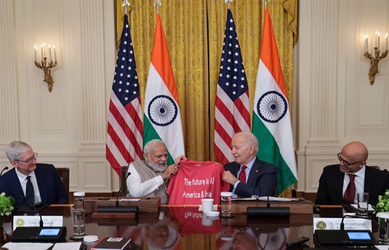 अमेरिकी राष्ट्रपति बाइडन ने पीएम मोदी को उपहार में दी शर्ट, उसपर लिखा- ' द फ्यूचर इज एआई अमेरिका एंड इंडिया'