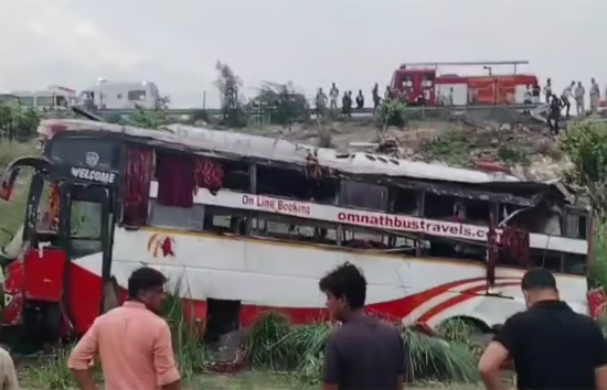 आगरा-लखनऊ एक्सप्रेस-वे पर भीषण सड़क हादसा, डबल डेकर बस रेलिंग तोड़कर नीचे गिरी, 2 की मौत, कई की हालत नाजुक 