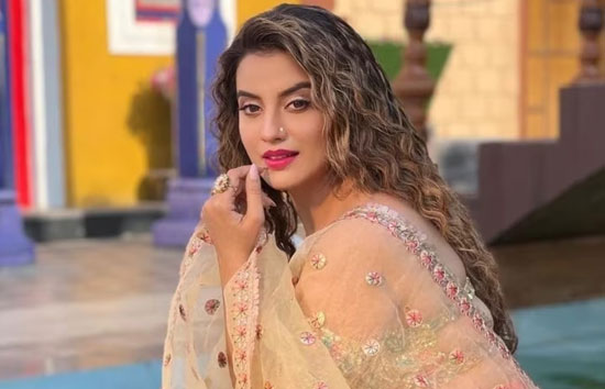 भोजपुरी अभिनेत्री अक्षरा सिंह को देखने लिए उमड़ी भीड़, पुलिस ने किया लाठीचार्ज