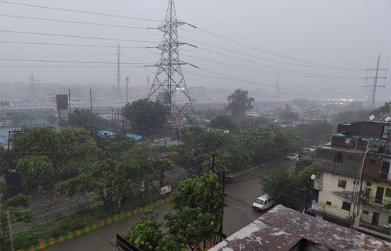 दिल्ली-NCR समेत कई इलाकों में सुबह-सुबह जोरदार बारिश, छाया अंधेरा, कई इलाकों में भरा पानी  
