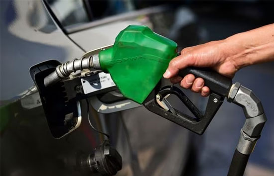 Petrol Diesel Price Today : महाराष्ट्र और उत्तर प्रदेश में सस्ता हुआ पेट्रोल-डीजल, इन राज्यों  में  भी बदली कीमतें 