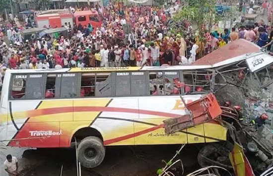 बांग्लादेश : चालक की एक लापरवाही और चली गई 17 लोगों की जान, 35 गंभीर 