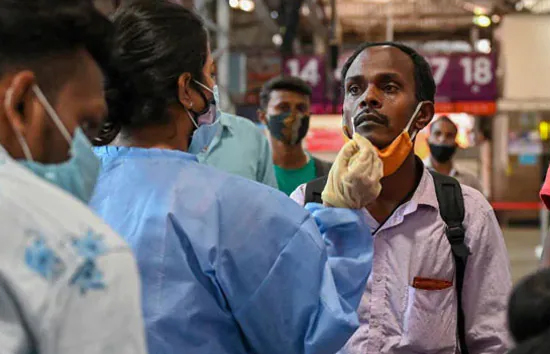 coronavirus update in india : देश में घटे कोरोना केस, 24 घंटे में 9,923 मामले, 17 की मौत 
