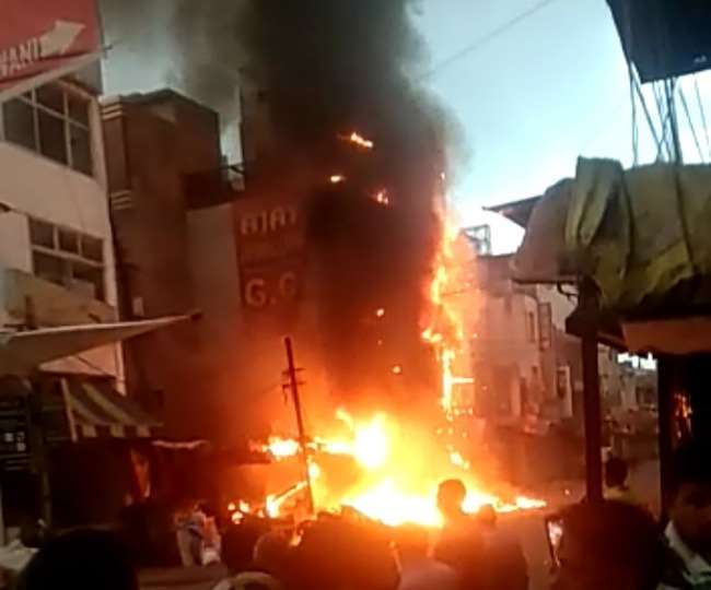 अमीनाबाद में गड़बड़ झाला मार्केट की तीन दुकानों में लगी आग बड़ी मशक्‍कत के बाद आग पर काबू 