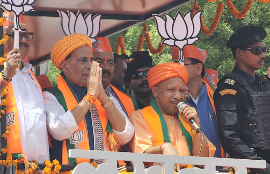 लोकसभा चुनाव : राजनाथ सिंह ने किया नामांकन, रोड शो में मौजूद रहे सीएम योगी समेत कई अन्य नेता 