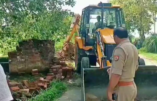 संभल : सरकारी जमीन पर बने मजार पर चला बुलडोजर, मौके से हटाया गया मलबा 