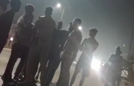 यूपी : गोरखपुर में थप्पड़बाज दरोगा का वीडियो वायरल, दुर्गा पंडाल किया  क्षतिग्रस्त, अध्यक्ष को दी गाली 