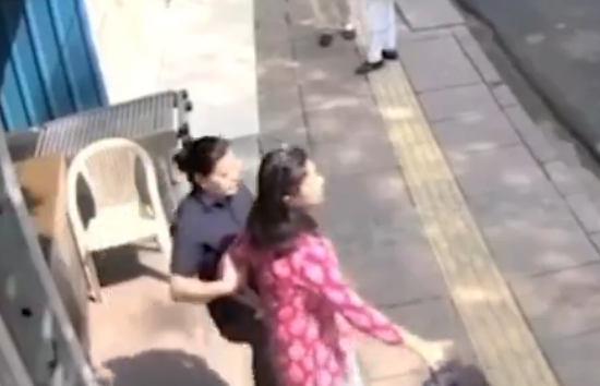 स्वाति मालीवाल का नया वीडियो आया सामने, मुख्यमंत्री आवास से बाहर महिला सुरक्षाकर्मी ने हाथ पकड़कर उन्हें बाहर छोड़ा 