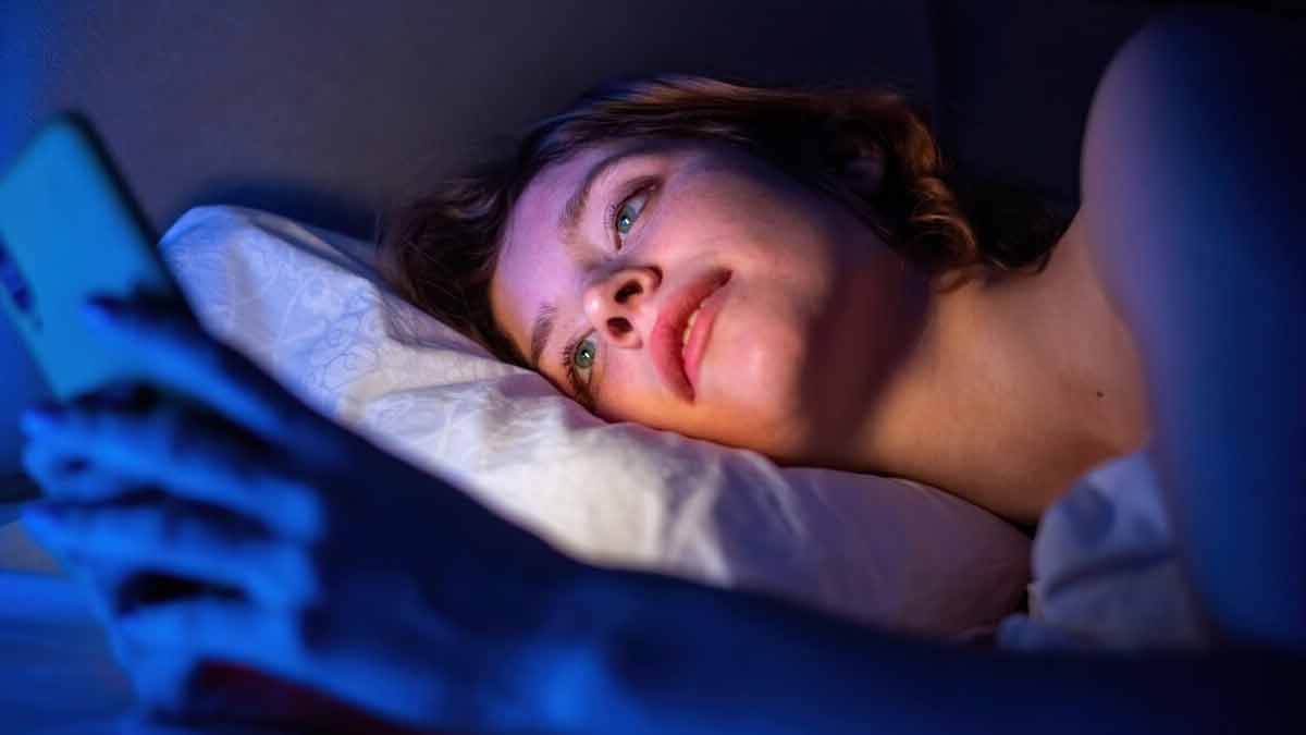 अगर आप नाइट शिफ्ट या फिर मोबाइल टीवी में लगे रहने के चलते अपनी नींद पूरी नहीं कर रहे हैं तो जान  लें ये नुकसान