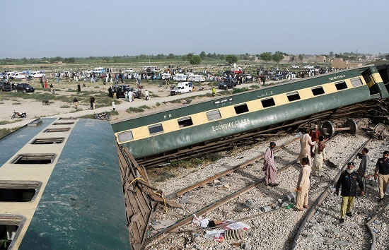 पाकिस्तान में ट्रेन हादसे में अब तक 30 यात्रियों की मौत, मृतकों की बढ़ रही है संख्या  