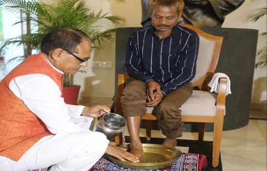 जिस आदिवासी युवक पर बीजेपी नेता ने किया था पेशाब, मुख्‍यमंत्री शिवराज चौहान ने धोए उसके पैर, मांगी माफी 