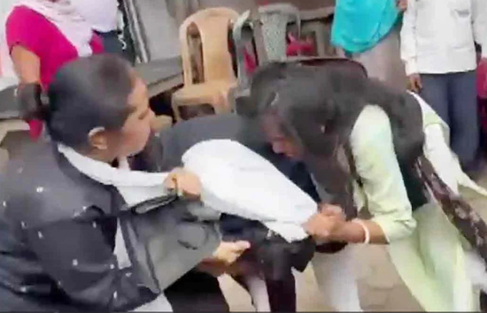 चेंबर को लेकर आपस में भिड़ी दो महिला वकील, जमकर हुई मारपीट, वीडियो वायरल