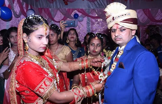 बिहार : दूल्हे को वरमाला पहनाया लेकिन मंडप में पहुंचने से पहले प्रेमी के साथ फरार हुई दुल्हन 