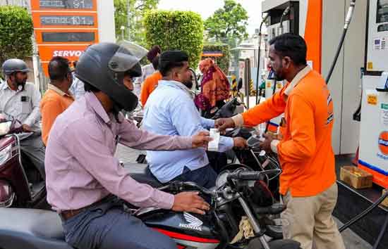 Petrol Price Friday : नोएडा में पेट्रोल हुआ 42 पैसे सस्‍ता, जानें आज का ताजा रेट  