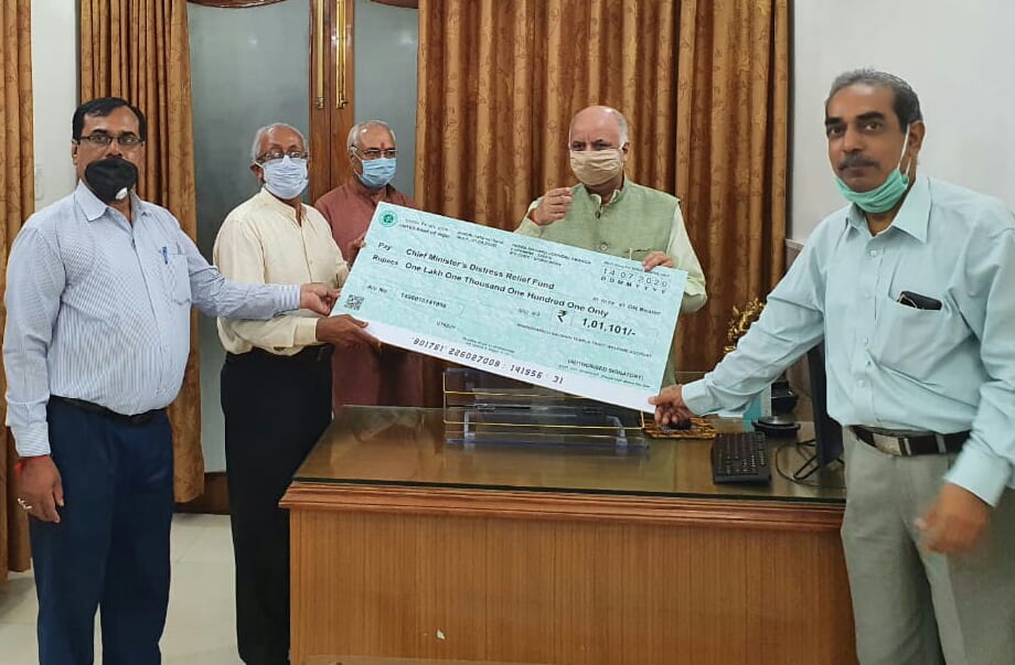 कालीबाड़ी ट्रस्ट की तरफ से वैश्विक महामारी कोवि़ड 19 के लिए मुख्यमंत्री राहत कोष में दिया गया दान