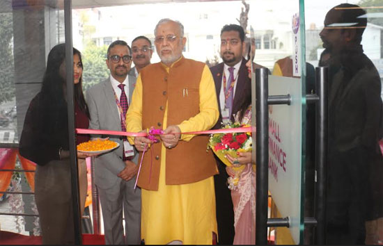 वित्त मंत्री सुरेश खन्ना ने एयू स्मॉल फाइनेंस बैंक की अलीगंज शाखा का किया उद्घाटन