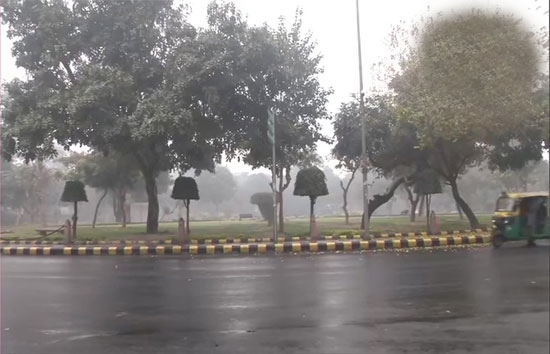 कड़ाके की ठंड के बीच Delhi-NCR में सुबह-सुबह हुई बारिश ने बढ़ाई ठिठुरन  
