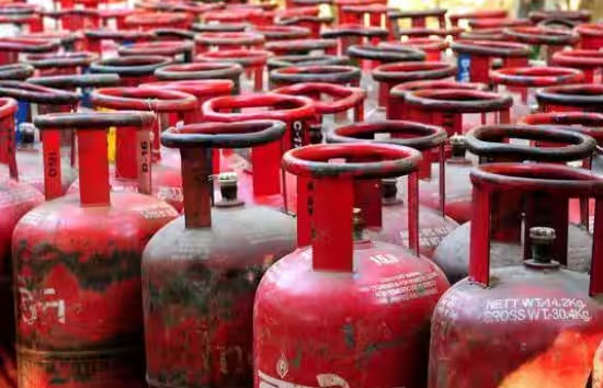 रक्षाबंधन से पहले सरकार ने दिया तोहफा, LPG सिलेंडर 200 रुपये हुआ सस्ता, 