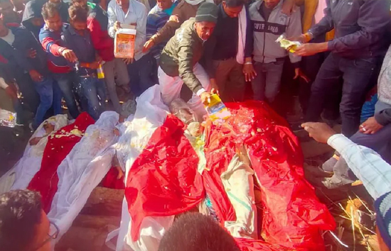 जयपुर : दो परिवारों के 12 लोगों की सड़क दुर्घटना में मौत, एक घर से उठीं 8 अर्थियां, गम में पूरा गांव 