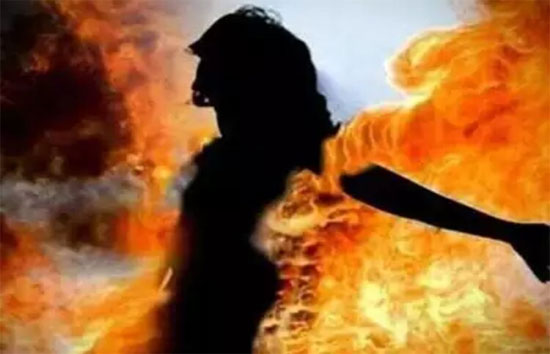 गाजियाबाद : खेत में लड़की की जलती हुई मिली लाश, इलाके में दहशत  