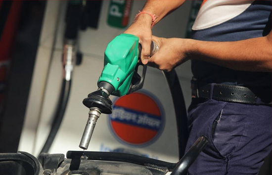 Petrol Price Hike : इन शहरों में घटे पेट्रोल-डीजल के दाम, जाने अपने यहां का अपडेट  