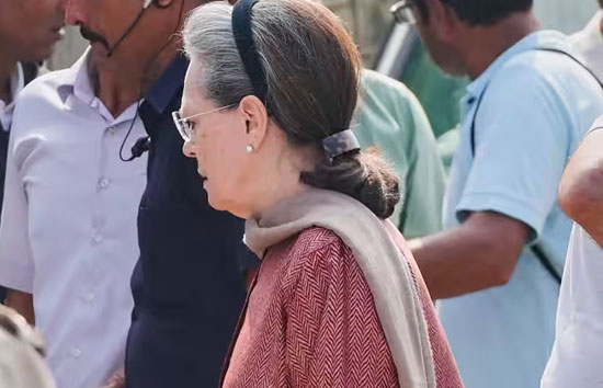 बुखार के लक्षण दिखने के बाद सोनिया गांधी दिल्ली के गंगाराम अस्पताल में भर्ती