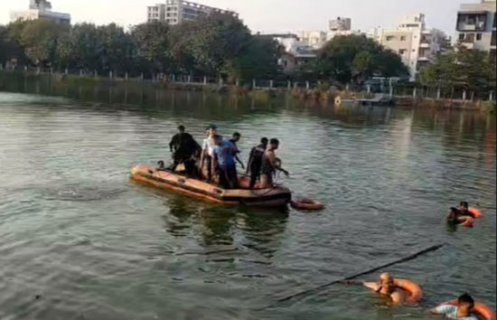 वडोदरा नाव हादसे में 12 बच्चों समेत 14 की मौत, 18 पर FIR, राज्य सरकार ने उच्चस्तरीय जांच के दिए आदेश 
