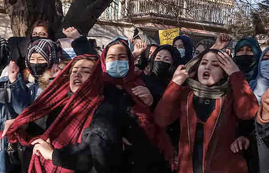 अफगानिस्तान में लड़कियों की शिक्षा पर प्रतिबंध के बाद अमेरिका में प्रदर्शन 