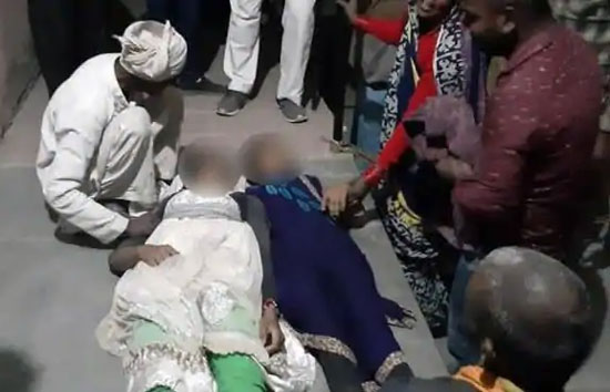 उन्नाव : खेत में मृत मिली दो दलित किशोरियां, एक हालत गंभीर,  दिल्ली एयरलिफ्ट करने की मांग