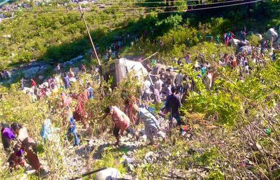 जम्मू-कश्मीर : पुंछ में खाई में गिरी श्रद्धालुओं से भरी मिनी बस, 11 की मौत, 8 जख्मी