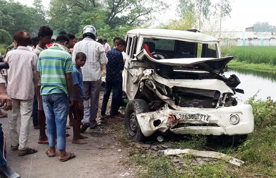 उत्तर प्रदेश: देवरिया में दर्दनाक सड़क हादसे में 5 की मौत, एक गंभीर 