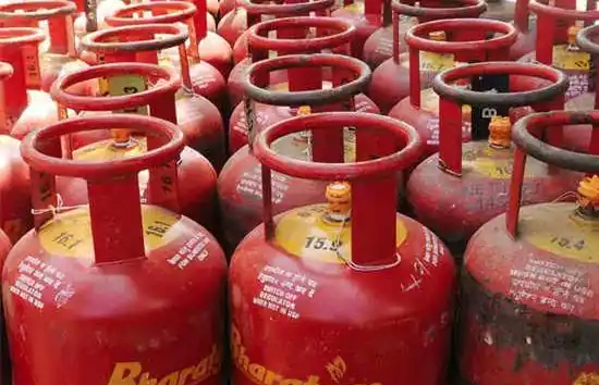 LPG cylinder price hike : आम आदमी को एक और झटका, घरेलू एलपीजी सिलेंडर 50 रुपए हुआ महंगा