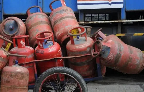 LPG पर नया डेटा: 3 दिन में डिलीवरी बुकिंग से ज्यादा, PNG के 10 लाख नए कनेक्शन  