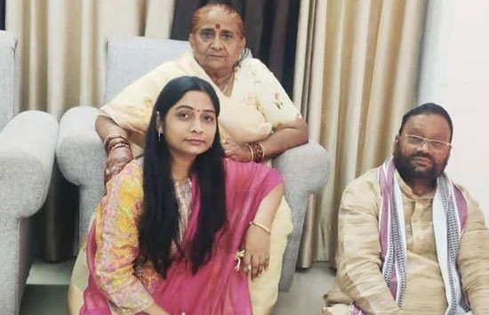 स्वामी प्रसाद मौर्य और बेटी संघमित्रा समेत 5 के खिलाफ गिरफ्तारी वारंट, धमकी और जान से मारने का है आरोप  