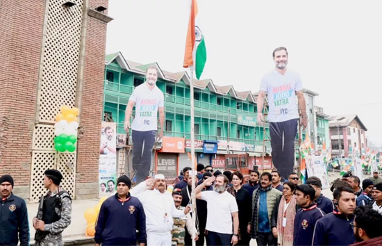 कश्मीर सैन्य छावनी में तब्दील के बाद राहुल गांधी ने लाल चौक पर फहराया तिरंगा : महबूबा