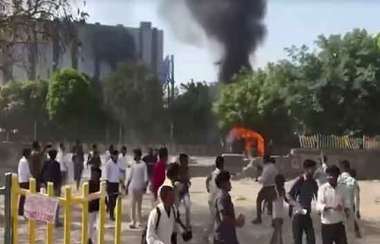 नोएडा में कर्मचारियों ने प्रशासन का प्रस्ताव ठुकराया, गाड़ियों को किया आग के हवाले 