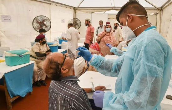 coronavirus in india : देश में कोरोना वायरस तेजी से हो रहा सक्रिय, महाराष्ट्र में तीन लोगों की मौत  