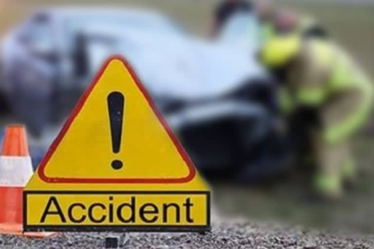 बारात लेकर जा रही कार हुई हादसे का शिकार दूल्‍हा सहित चार की दर्दनाक मौत