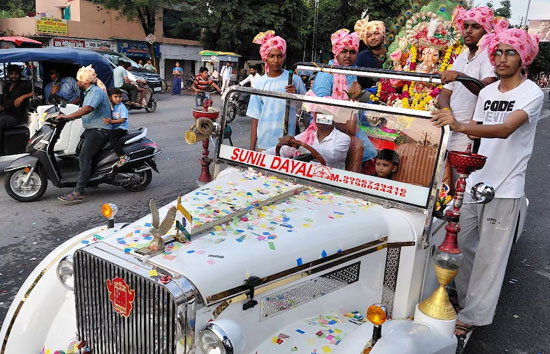 शाही अंदाज़ में बप्पा की विदाई: झांसी में रोल्स-रॉयस पर सवार होकर विसर्जन के लिए निकले महाराजा गजानन