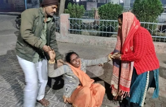 यूपी : मूंगफली के दाने से 4 साल की बच्ची की मौत, सांस नली में फंसने से गई जान यूपी : मूंगफली के दाने से 4 साल की बच्ची की मौत, सांस नली में फंसने से गई जान