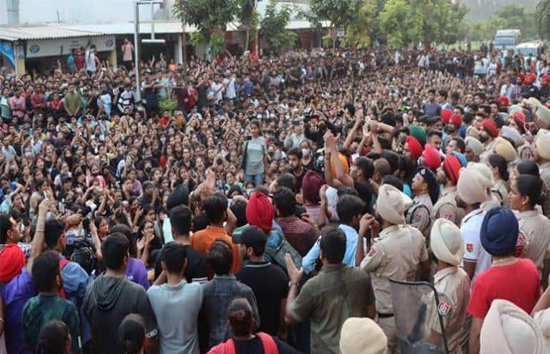 चंडीगढ़ यूनिवर्सिटी MMS कांड : आरोपियों के वकील का दावा, छात्रा को किया जा रहा था ब्लैकमेल, चौथी गिरफ्तारी संभव 