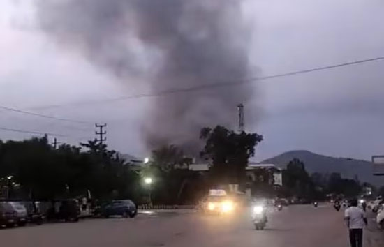 मणिपुर : उपद्रवियों ने मंत्री के घर को लगाई आग, रुक रुक कर हो रही हिंसा 