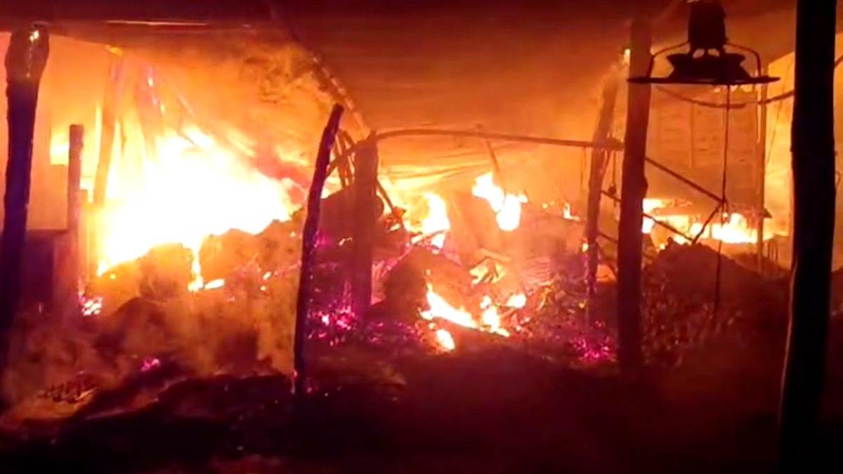 देर रात इस शहर में अचानक लगी भयंकर आग